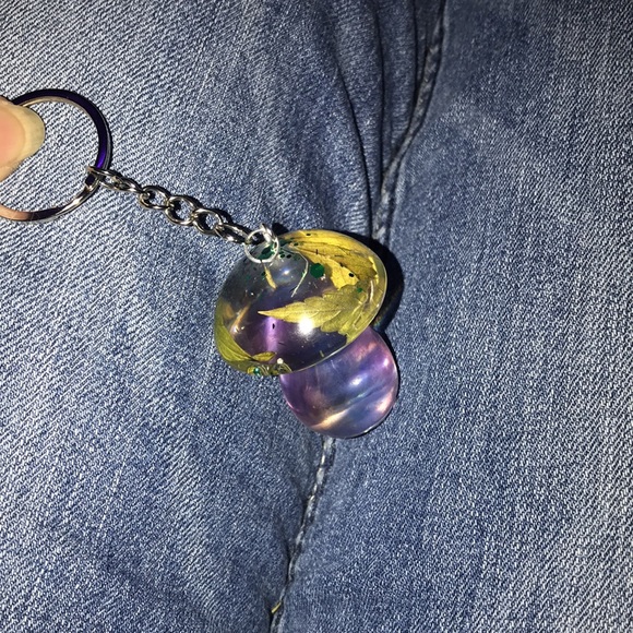 Custom epoxy mushroom 🍄 keychain with my favorite leaves glitter and wish - Picture 2 of 7